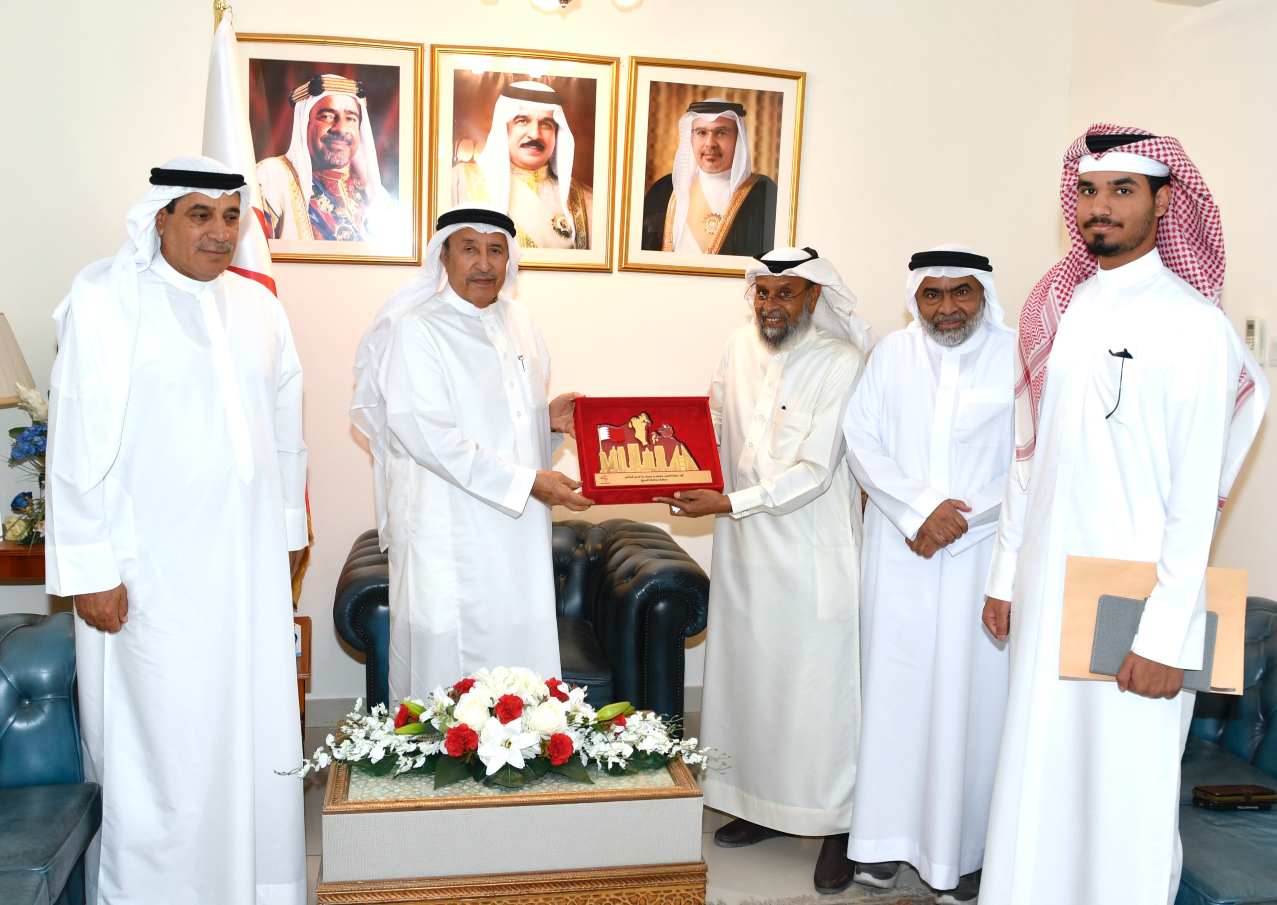 محافظ المحرق يشيد خلال استقباله القائمين على موقع (تواصل أهل البحرين)بدور الموقع في تعزيز قيم الشراكة المجتمعية والعمل التطوعي<